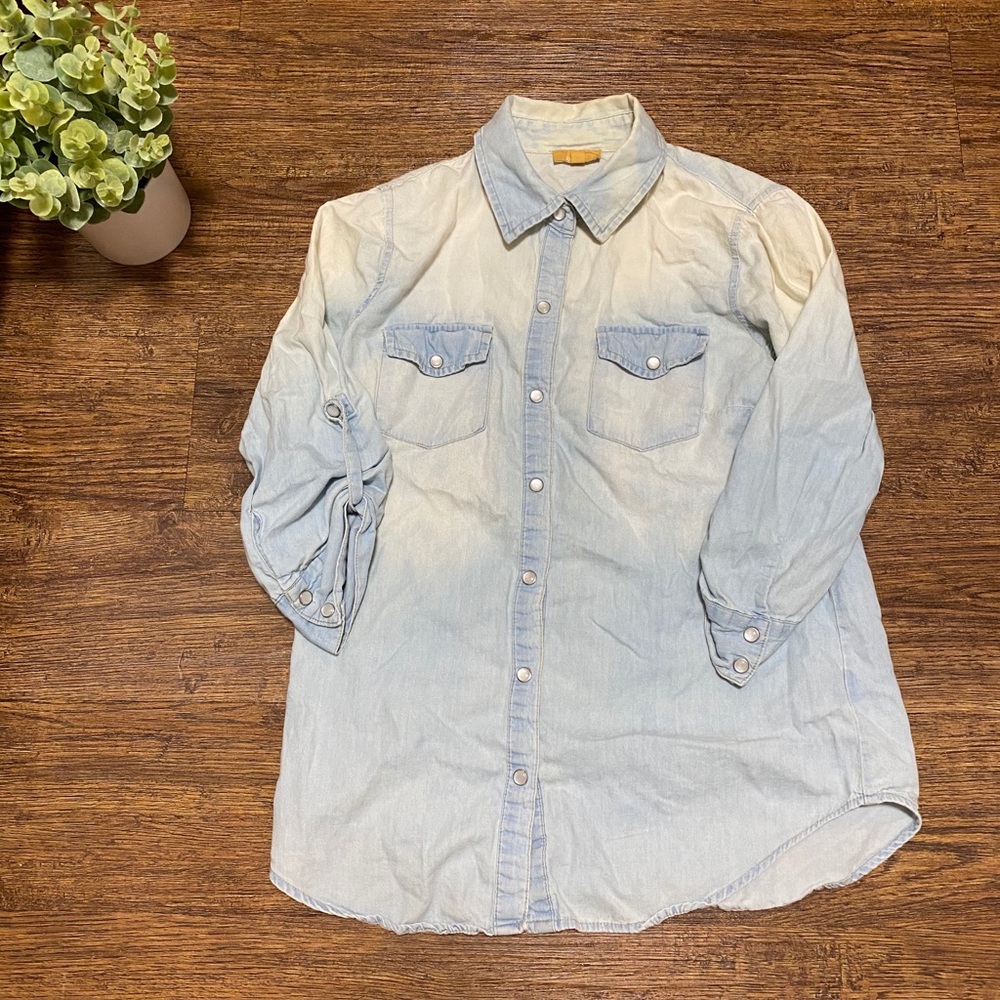 4 items for $10❄️ Button down shirt